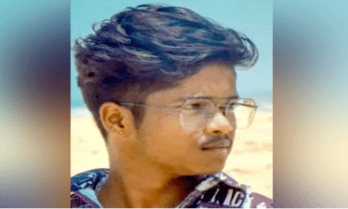 ബൈ​ക്കു​മാ​യി​ടി​ച്ച് ലോ​റി​ക്ക് തീ​പി​ടി​ച്ചു; പാ​രാ​മെ​ഡി​ക്ക​ൽ വി​ദ്യാ​ർ​ഥി മ​രി​ച്ചു