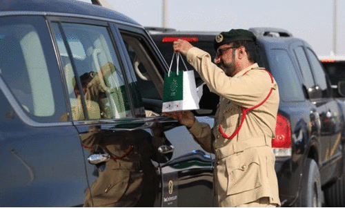 സ​ഫാ​രി ടൂ​ർ ഡ്രൈ​വ​ർ​മാ​ർ​ക്ക്​ ബോ​ധ​വ​ത്​​ക​ര​ണ കാ​മ്പ​യി​​ന് തുടക്കമിട്ട് ദു​ബൈ പൊ​ലീ​സ്