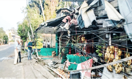 ശബരിമല തീർഥാടകരുടെ ബസ് കടകൾ ഇടിച്ചുതകർത്തു ശബരിമല തീർഥാടകരുടെ ബസ് കടകൾ ഇടിച്ചുതകർത്തു