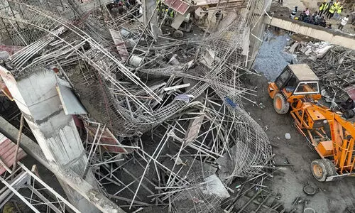 യു.പിയിൽ റെയി​ൽവെ സ്റ്റേഷൻ കെട്ടിടം തകർന്ന് അടിയിൽ കുടുങ്ങിയ 28 തൊഴിലാളികളെ രക്ഷ​പ്പെടുത്തി