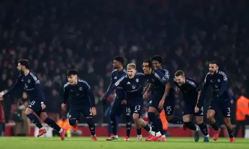 യുനൈറ്റഡ് പൊരുതി നേടി! പത്തുപേരുമായി കളിച്ചിട്ടും ഷൂട്ടൗട്ടിൽ ആഴ്സണലിനെ വീഴ്ത്തി (5-3); എഫ്.എ കപ്പ് നാലാം റൗണ്ടിൽ