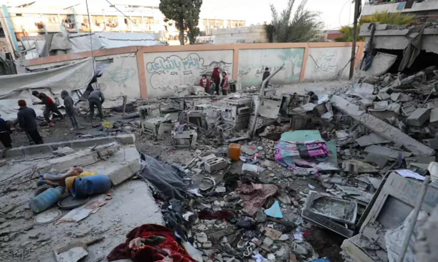 വെടിനിർത്തൽ ചർച്ചക്കിടയിലും   അഭയാർഥികൾ കഴിയുന്ന സ്‌കൂളിൽ വീണ്ടും ബോംബിട്ട് ഇസ്രായേൽ