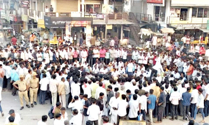 പീഡനം: 14 കാരി ജീവനൊടുക്കി; പ്രതിയായ യുവാവ് അറസ്റ്റിൽ പീഡനം: 14 കാരി ജീവനൊടുക്കി; പ്രതിയായ യുവാവ് അറസ്റ്റിൽ