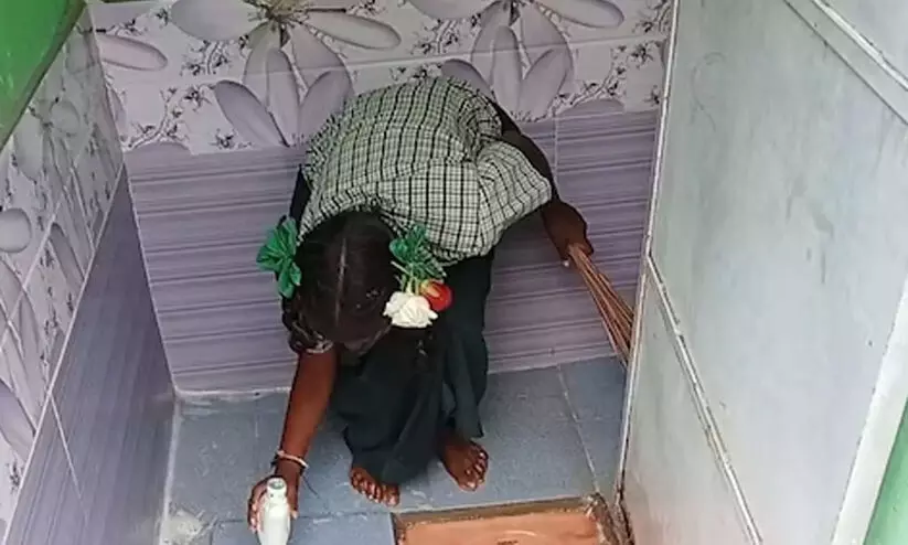 തമിഴ്നാട്ടിൽ വിദ്യാർഥിനിയെക്കൊണ്ട് സ്കൂൾ ടോയ്ലറ്റ് വൃത്തിയാക്കിപ്പിച്ചു; വീഡിയോ പുറത്തു വന്നതോടെ പ്രിൻസിപ്പലിന് സസ്പെൻഷൻ തമിഴ്നാട്ടിൽ വിദ്യാർഥിനിയെക്കൊണ്ട് സ്കൂൾ ടോയ്ലറ്റ് വൃത്തിയാക്കിപ്പിച്ചു; വീഡിയോ പുറത്തു വന്നതോടെ പ്രിൻസിപ്പലിന് സസ്പെൻഷൻ