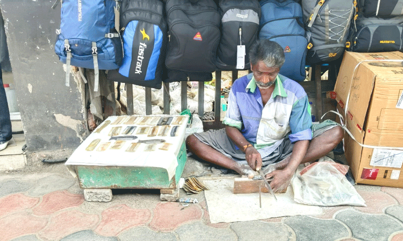 മാട്ടുകൊമ്പുകളിവിടെ മനോഹര ശിൽപങ്ങളാണ്​