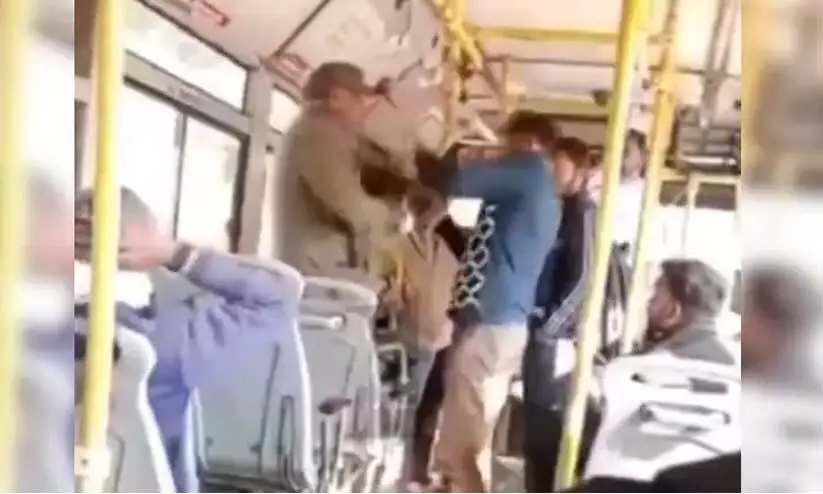 10 രൂപ അധികം നൽകിയില്ല; വിരമിച്ച ഐ.എ.എസ് ഉദ്യോഗസ്ഥന് ബസ് കണ്ടക്ടറുടെ മർദ്ദനം