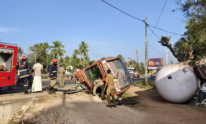 18 ടൺ ഗ്യാസുമായി പോയ ടാങ്കർ ലോറി മറിഞ്ഞു; നാട്ടുകാർ പരിഭ്രാന്തരായി 18 ടൺ ഗ്യാസുമായി പോയ ടാങ്കർ ലോറി മറിഞ്ഞു; നാട്ടുകാർ പരിഭ്രാന്തരായി