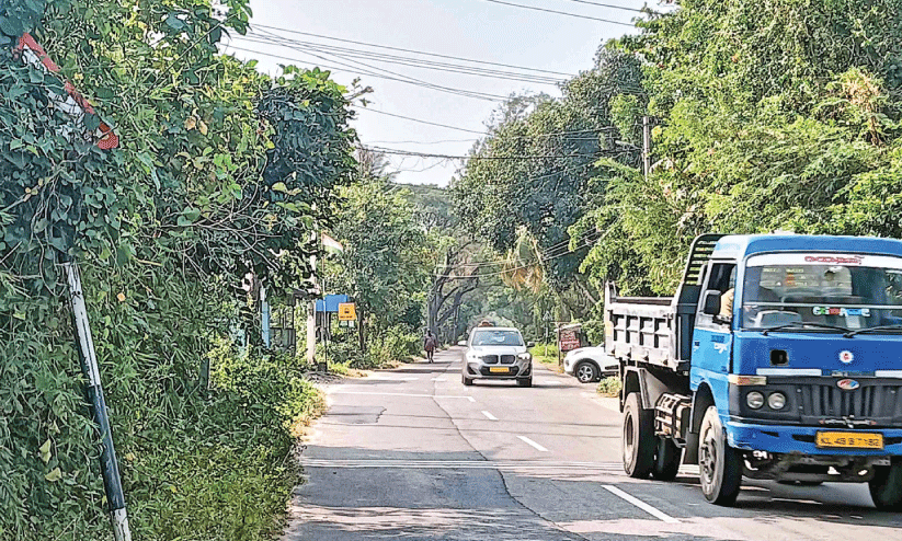 അന്തർസംസ്ഥാന റോഡിൽ അപകടങ്ങൾ പെരുകുന്നു അന്തർസംസ്ഥാന റോഡിൽ അപകടങ്ങൾ പെരുകുന്നു