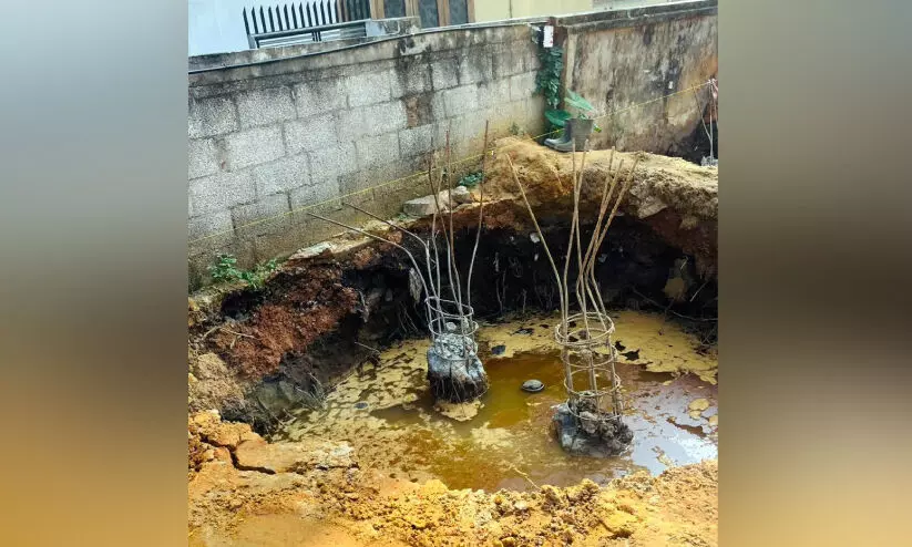 മതിലിനോട് ചേർന്ന്‌ ഭീമൻ കുഴി; പരാതിയുമായി വീട്ടമ്മ