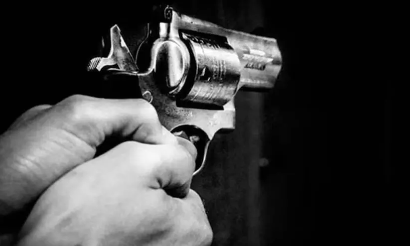 കാമുകിയുടെ ഭർത്താവിനെയും അച്ഛനെയും കൊല്ലാൻ വാടക കൊലയാളിയെ ഏർപ്പാടാക്കി; കൊല്ലപ്പെട്ടത് മറ്റൊരാൾ കാമുകിയുടെ ഭർത്താവിനെയും അച്ഛനെയും കൊല്ലാൻ വാടക കൊലയാളിയെ ഏർപ്പാടാക്കി; കൊല്ലപ്പെട്ടത് മറ്റൊരാൾ