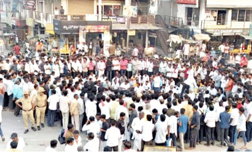 പീഡനം: 14 കാരി ജീവനൊടുക്കി; പ്രതിയായ യുവാവ് അറസ്റ്റിൽ പീഡനം: 14 കാരി ജീവനൊടുക്കി; പ്രതിയായ യുവാവ് അറസ്റ്റിൽ