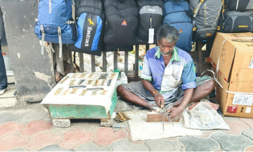 മാട്ടുകൊമ്പുകളിവിടെ മനോഹര ശിൽപങ്ങളാണ്​