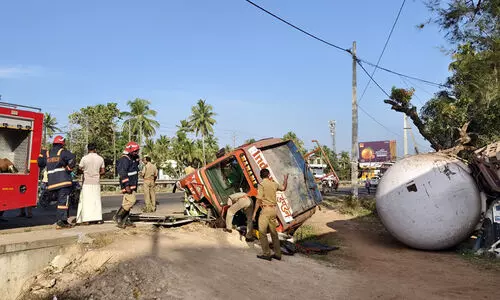 18 ടൺ ഗ്യാസുമായി പോയ ടാങ്കർ ലോറി മറിഞ്ഞു; നാട്ടുകാർ പരിഭ്രാന്തരായി