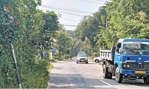 അന്തർസംസ്ഥാന റോഡിൽ അപകടങ്ങൾ പെരുകുന്നു അന്തർസംസ്ഥാന റോഡിൽ അപകടങ്ങൾ പെരുകുന്നു
