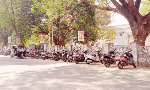 നഗരത്തിലെ ​​റോഡ് കൈയേറി അനധികൃത പാർക്കിങ്