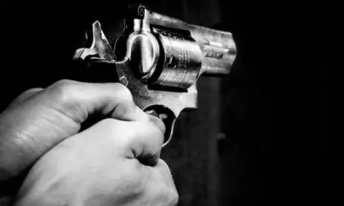 കാമുകിയുടെ ഭർത്താവിനെയും അച്ഛനെയും കൊല്ലാൻ വാടക കൊലയാളിയെ ഏർപ്പാടാക്കി; കൊല്ലപ്പെട്ടത് മറ്റൊരാൾ