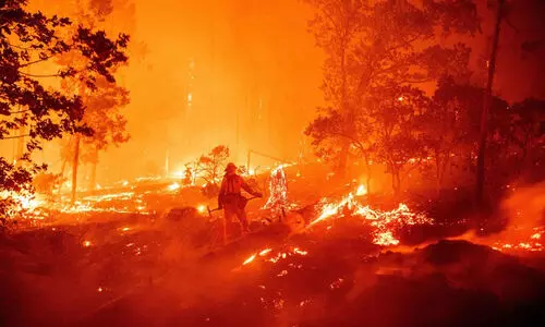 യു.എസ് കാട്ടുതീ: മരണം 24, ചൊവ്വാഴ്ച സ്ഥിതി രൂക്ഷമാകുമെന്ന് കാലാവസ്ഥ പ്രവചനം