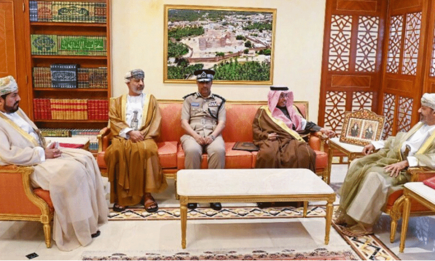 ആ​ഭ്യ​ന്ത​ര മ​ന്ത്രി​യു​മാ​യി കൂ​ടി​ക്കാ​ഴ്ച ന​ട​ത്തി