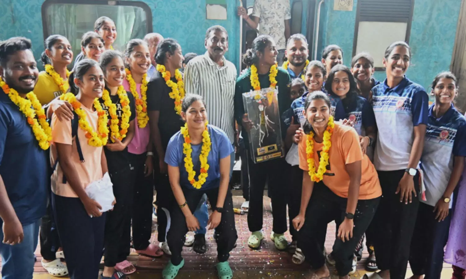 ദേശീയ ബാസ്‌ക്കറ്റ് ബാൾ ചാമ്പ്യൻഷിപ്പിൽ വെള്ളി മെഡൽ നേടിയ കേരള വനിത ടീമിന് ഉജ്ജ്വല സ്വീകരണം