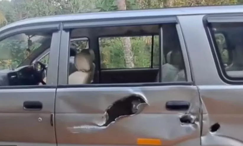 അതിരപ്പള്ളിയിൽ കാട്ടാന കാർ കുത്തിപ്പൊളിച്ചു; യാത്രക്കാർ രക്ഷപ്പെട്ടത് തലനാരിഴക്ക് അതിരപ്പള്ളിയിൽ കാട്ടാന കാർ കുത്തിപ്പൊളിച്ചു; യാത്രക്കാർ രക്ഷപ്പെട്ടത് തലനാരിഴക്ക്