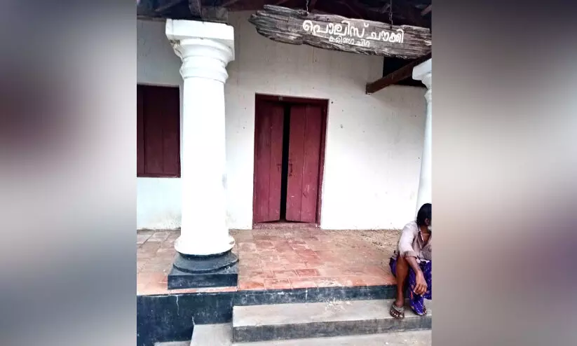 കരിങ്ങാൾച്ചിറ പൊലീസ് ചൗക്കിയുടെ വാതിലിന്‍റെ പൂട്ട് തകർത്ത നിലയിൽ