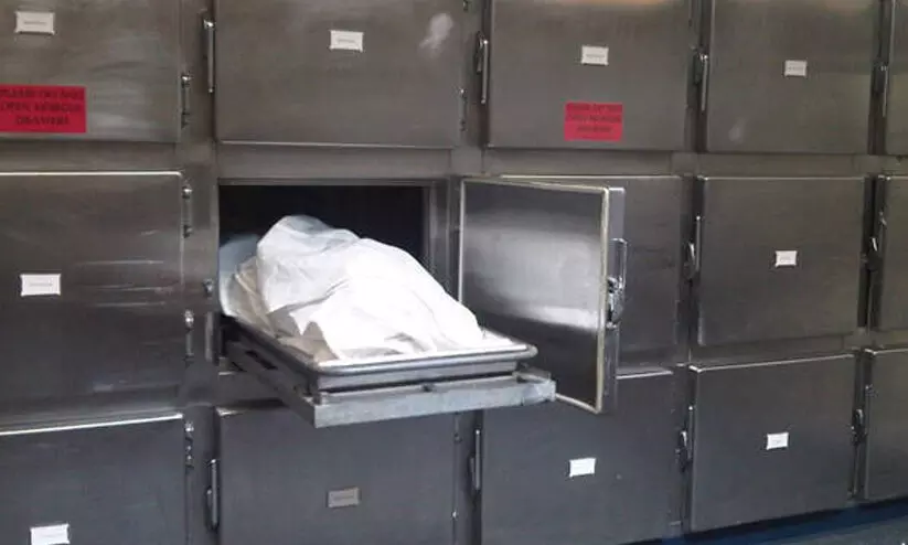 മരിച്ചെന്ന് കരുതി മോർച്ചറിയിലേക്ക് മാറ്റിയ വയോധികൻ അറ്റൻഡറുടെ കൈപിടിച്ചു; കണ്ണൂർ സ്വദേശിയെ വീണ്ടും ഐ.സി.യുവിലേക്ക് മാറ്റി