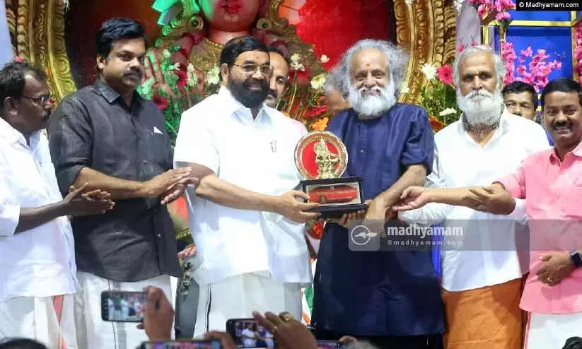 ഹരിവരാസന പുരസ്കാരം കൈതപ്രത്തിന് സമ്മാനിച്ചു