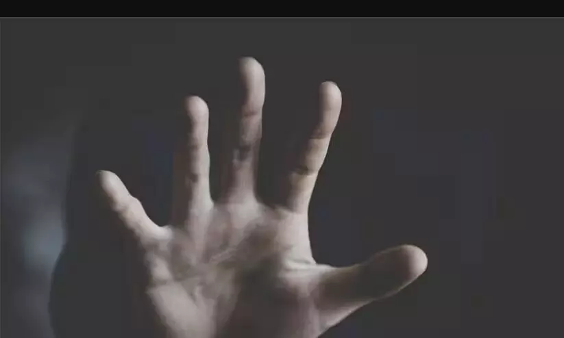 ഭാ​ര്യ​യെ കൊ​ന്ന് ഓ​ട്ടോ​ഡ്രൈ​വ​ർ തൂ​ങ്ങി​മ​രി​ച്ചു