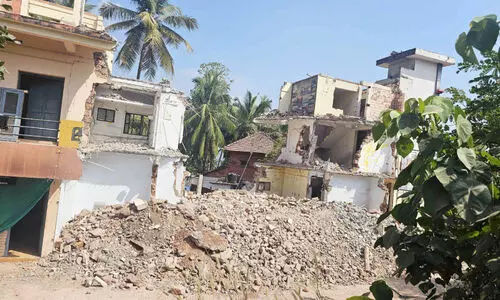 പാലം നിർമാണം; മാടായി പഞ്ചായത്ത് ഓഫിസ് കെട്ടിടം പൊളിച്ചുമാറ്റി