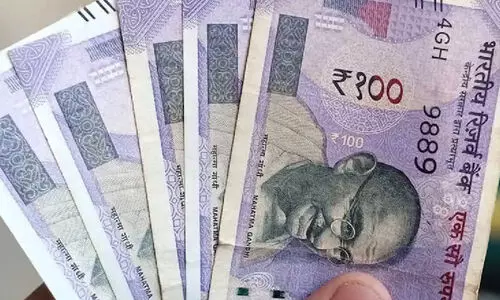 ഒടുവിൽ തിരിച്ചുകയറി; രൂപക്ക് നേരിയ നേട്ടം