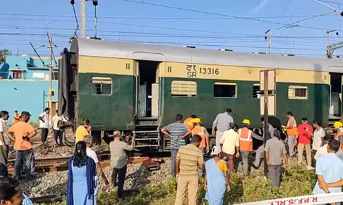 വില്ലുപുരം-പുതുച്ചേരി എക്സ്പ്രസിന്റെ അഞ്ച് കോച്ചുകൾ പാളംതെറ്റി; ദുരന്തം ഒഴിവായത് തലനാരിഴക്ക്