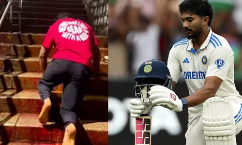 തിരുപ്പതി ക്ഷേത്രത്തിൽ മുട്ടിലിഴഞ്ഞ് പടവുകൾ കയറി ക്രിക്കറ്റ് താരം നിതീഷ് കുമാർ റെഡ്ഡി; സന്ദർശനം ഓസീസ് പര്യടനത്തിലെ മികച്ച പ്രകടനത്തിന് പിന്നാലെ...