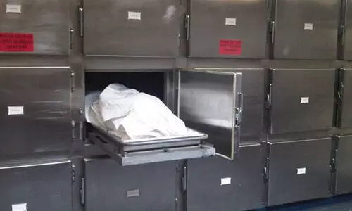 മരിച്ചെന്ന് കരുതി മോർച്ചറിയിലേക്ക് മാറ്റിയ വയോധികൻ അറ്റൻഡറുടെ കൈപിടിച്ചു; കണ്ണൂർ സ്വദേശിയെ വീണ്ടും ഐ.സി.യുവിലേക്ക് മാറ്റി