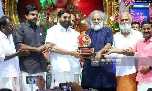 ഹരിവരാസന പുരസ്കാരം കൈതപ്രത്തിന് സമ്മാനിച്ചു