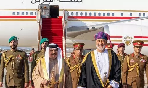 ബഹ്റൈൻ രാ​ജാ​വിന് ഒമാനിൽ ഊഷ്മള വരവേൽപ്പ്