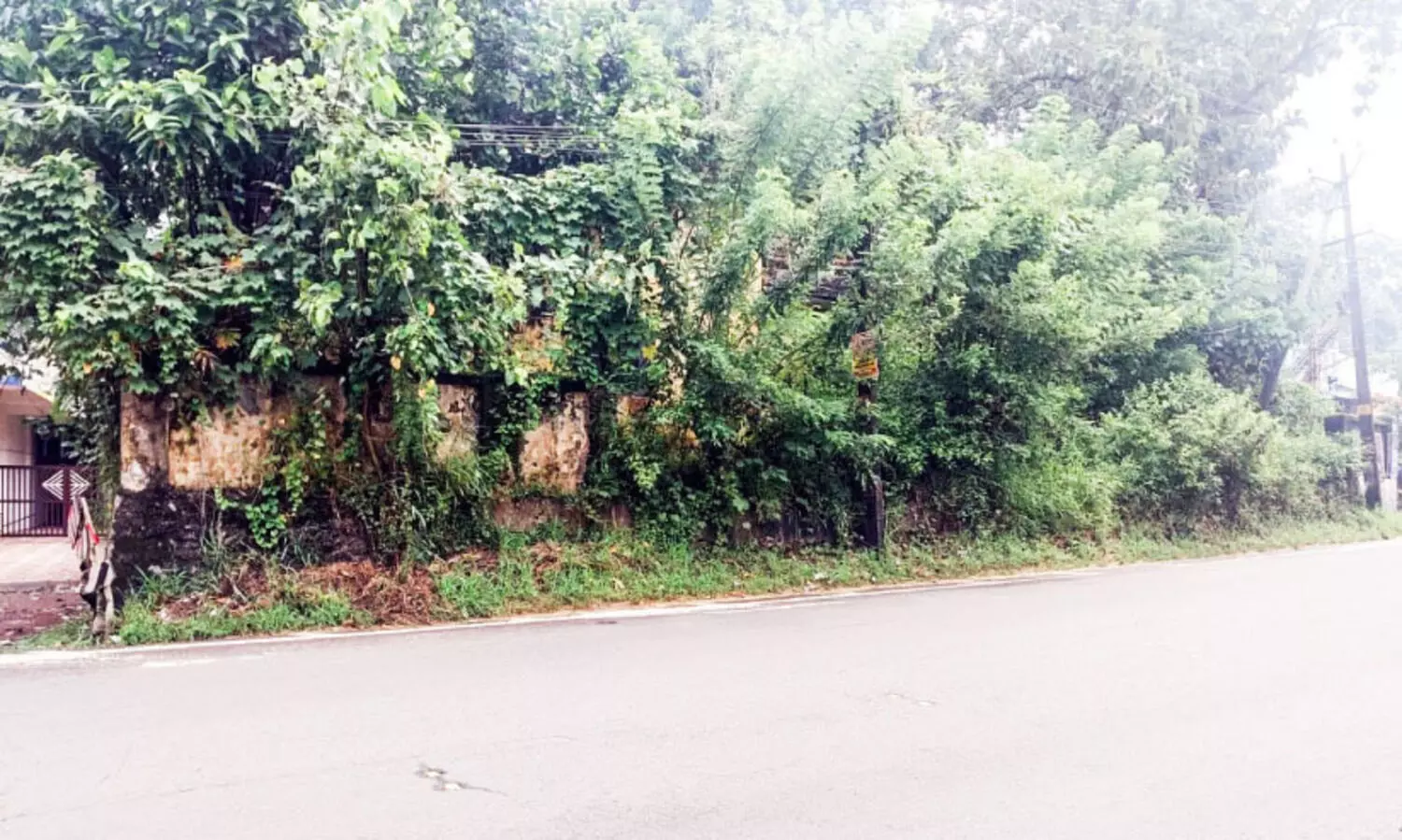 വഴിമുടക്കി പഴയ പോസ്റ്റ്​ ഓഫിസ്​ കെട്ടിടം