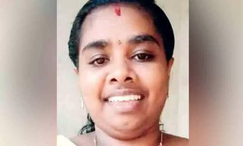 വീട്ടിൽ കരിയില കത്തിക്കുന്നതിനിടെ വസ്ത്രത്തിൽ തീപിടിച്ചു; കൊല്ലത്ത് യുവതിക്ക് ദാരുണാന്ത്യം