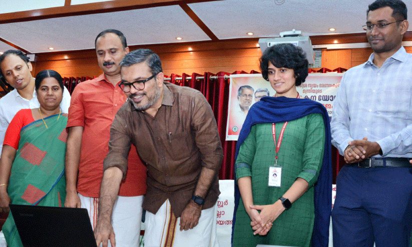 തൊഴിലാളികൾ ഇനി വിരൽതുമ്പിൽ തൊഴിലാളികൾ ഇനി വിരൽതുമ്പിൽ