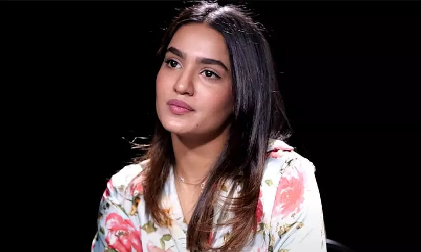 വംശീയത ഒക്കെ ഇപ്പോഴും ഉണ്ടോ എന്നാലോചിക്കുന്നവർ നാട്ടിലേക്ക് ടിക്കറ്റ് കിട്ടുന്നവരുടെ സന്തോഷം കാണണം; പഠിത്തം നിർത്തിയതിനെ കുറിച്ച് സാനിയ അയ്യപ്പൻ