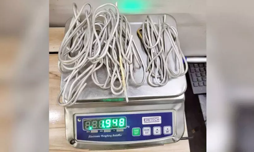 സ്വ​ർ​ണ​ക്ക​ട​ത്ത്; ബ​ഹ്റൈ​നി​ൽ​ നി​ന്നെ​ത്തി​യ ഇ​ന്ത്യ​ക്കാ​ർ ഡ​ൽ​ഹി വി​മാ​ന​ത്താ​വ​ള​ത്തി​ൽ പി​ടി​യി​ൽ