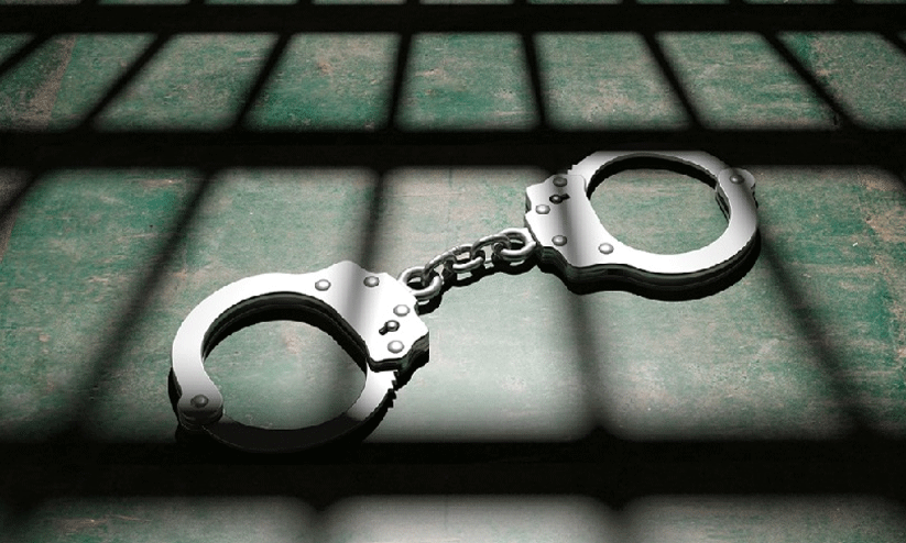 പൊലീസുകാരെ മർദിച്ച കേസിൽ നാലുപേർ അറസ്റ്റിൽ പൊലീസുകാരെ മർദിച്ച കേസിൽ നാലുപേർ അറസ്റ്റിൽ