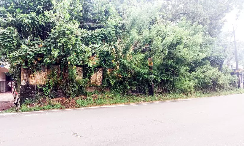 വഴിമുടക്കി പഴയ പോസ്റ്റ് ഓഫിസ് കെട്ടിടം വഴിമുടക്കി പഴയ പോസ്റ്റ് ഓഫിസ് കെട്ടിടം