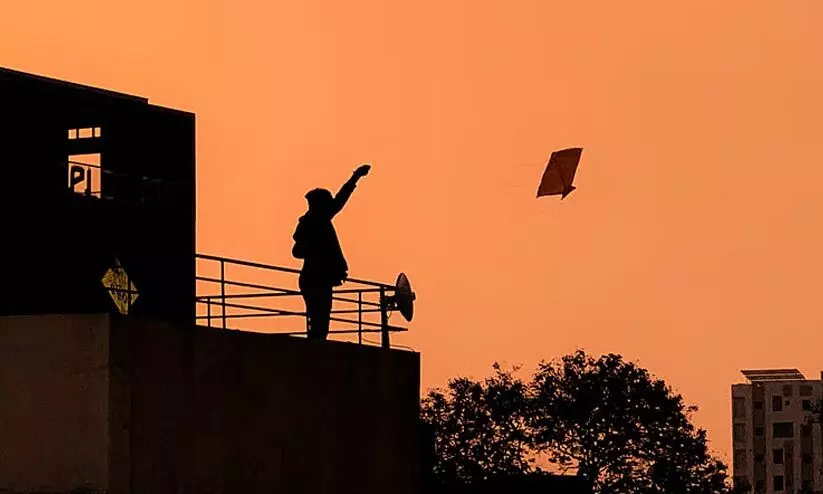 പട്ടം പറത്തുന്നതിനിടെ കെട്ടിടത്തിൽ നിന്ന് വീണ് യുവാവിന് ദാരുണാന്ത്യം; പട്ടത്തിന്‍റെ ചരട് കുരുങ്ങി നിരവധി പേർക്ക് പരിക്ക്