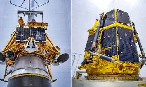 ഒ​റ്റ​ക്കു​തി​പ്പി​ൽ ര​ണ്ട് ചാ​ന്ദ്ര​വാ​ഹ​ന​ങ്ങ​ൾ