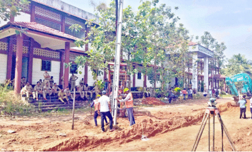 അ​ഴി​യൂ​രി​ൽ ദേ​ശീ​യ​പാ​ത നി​ർ​മാ​ണം പൊ​ലീ​സ് കാ​വ​ലി​ൽ