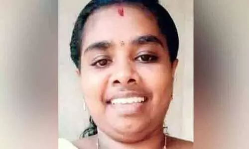 വീട്ടിൽ കരിയില കത്തിക്കുന്നതിനിടെ വസ്ത്രത്തിൽ തീപിടിച്ചു; കൊല്ലത്ത് യുവതിക്ക് ദാരുണാന്ത്യം