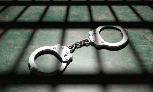 പൊ​ലീ​സു​കാ​രെ മ​ർ​ദി​ച്ച  കേ​സി​ൽ നാ​ലു​പേ​ർ അ​റ​സ്റ്റി​ൽ