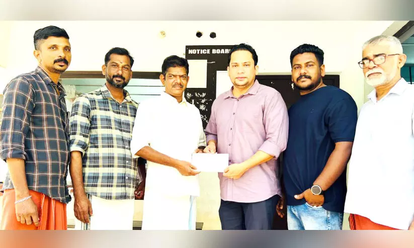 ക​നോ​ലി നി​ല​മ്പൂ​ർ ബ​ഹ്‌​റൈ​ൻ കൂ​ട്ടാ​യ്മ സ​ഹാ​യം കൈ​മാ​റി