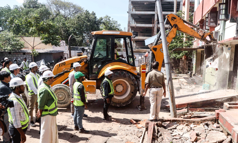 കൊല്ലം റെയില്‍വേ സ്റ്റേഷന്‍ വിപുലീകരണം; ഓഫിസ്​ കെട്ടിടം പൊളിച്ചുതുടങ്ങി