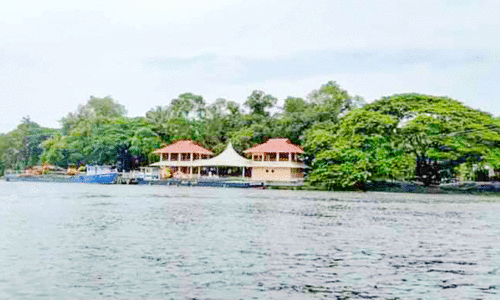 വേലിയേറ്റം: അരൂക്കുറ്റിയിലെ തീരപ്രദേശം വെള്ളക്കെട്ടിൽ